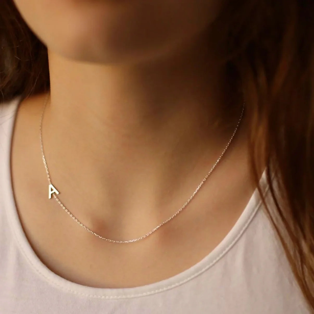Personligt halsband med initialer i sidled