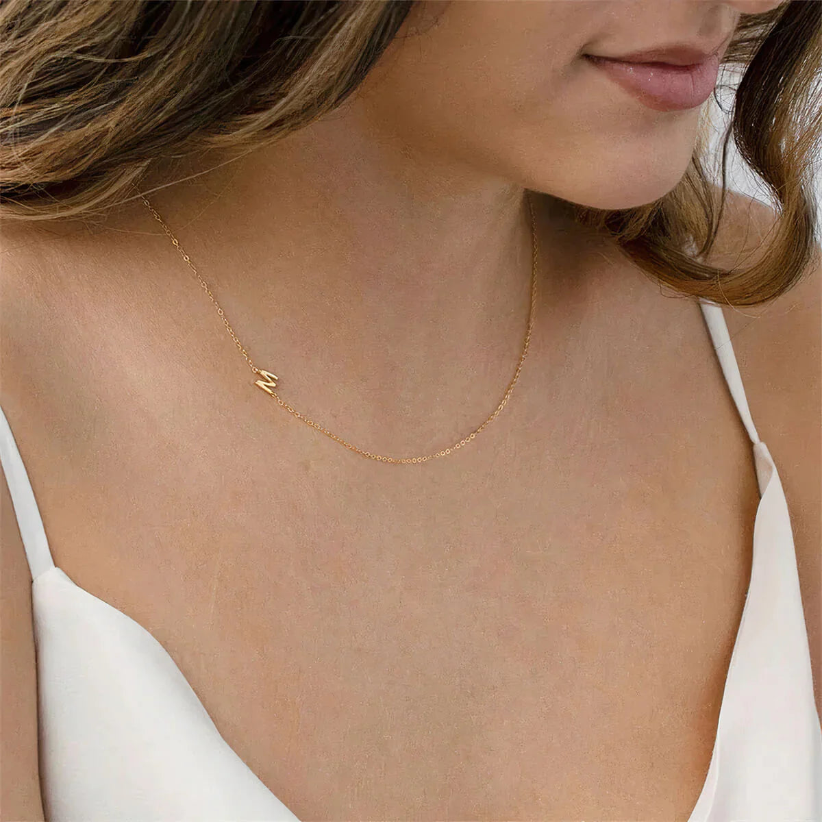 Personligt halsband med initialer i sidled