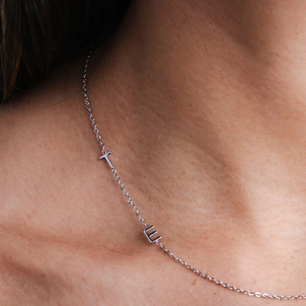 Personligt halsband med initialer i sidled