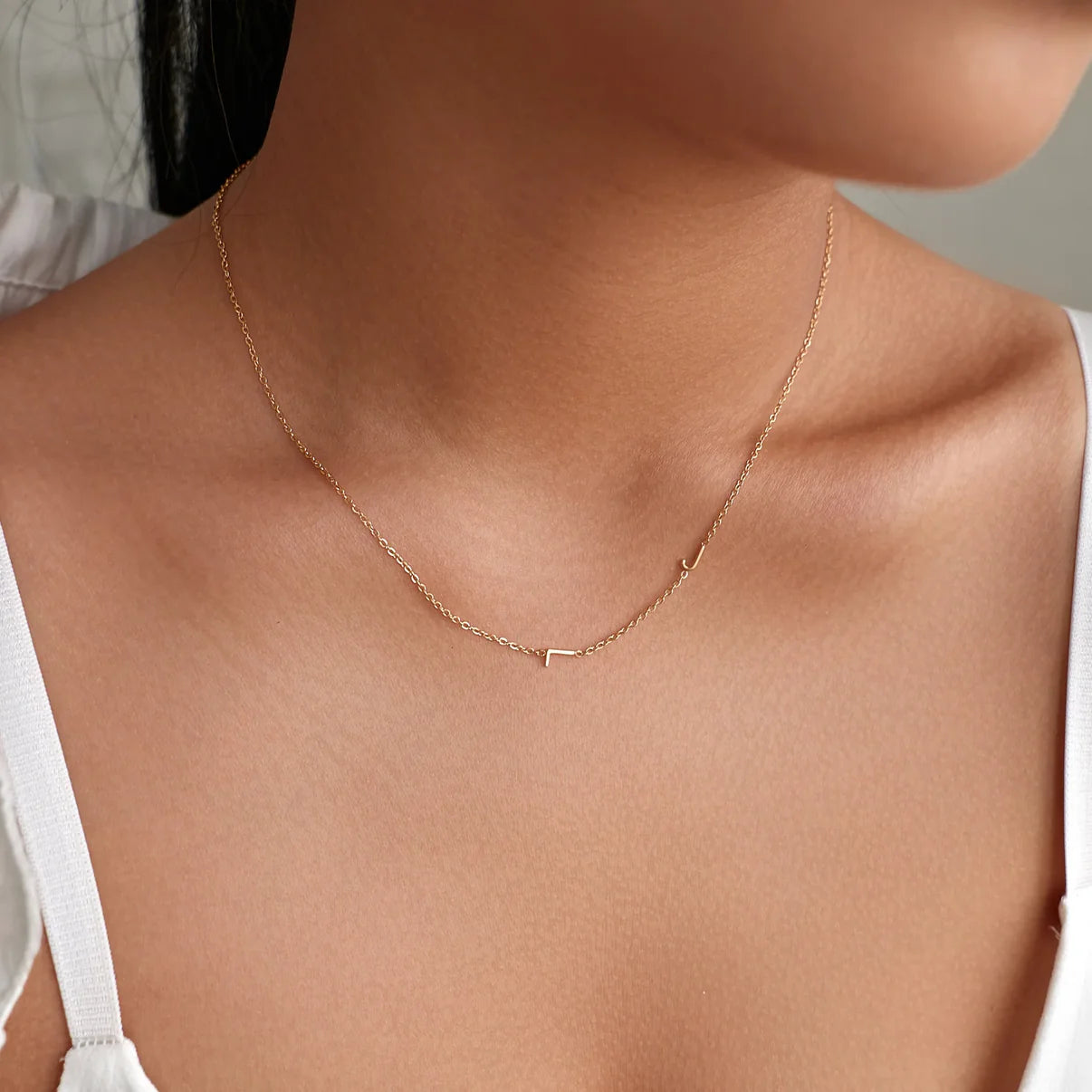 Personligt halsband med initialer i sidled