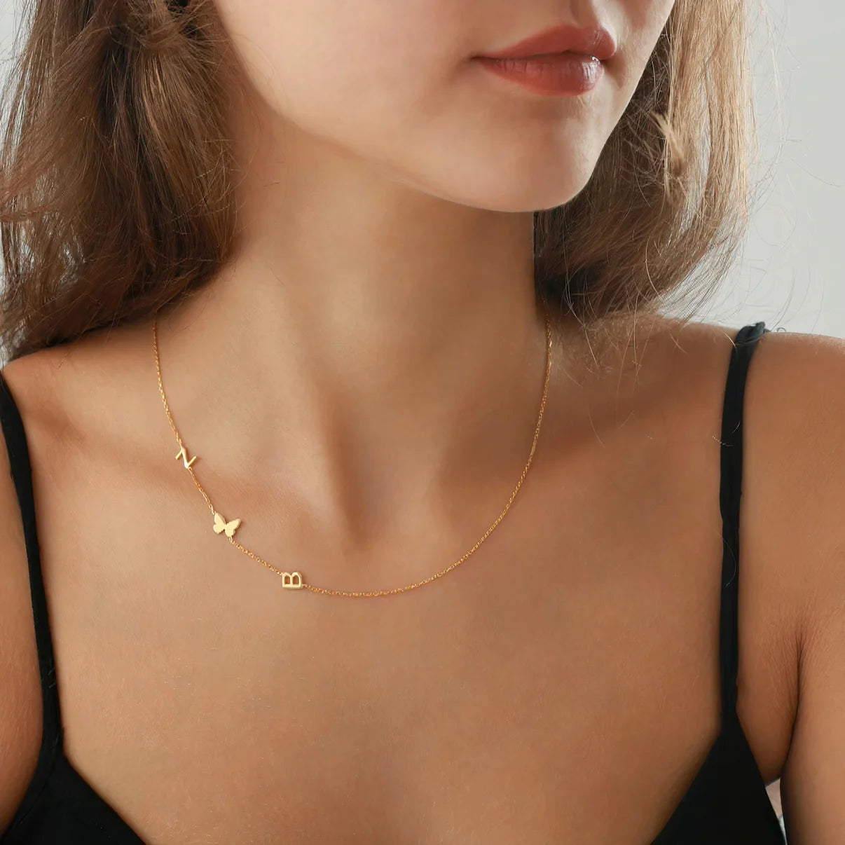 Personligt halsband med initialer i sidled
